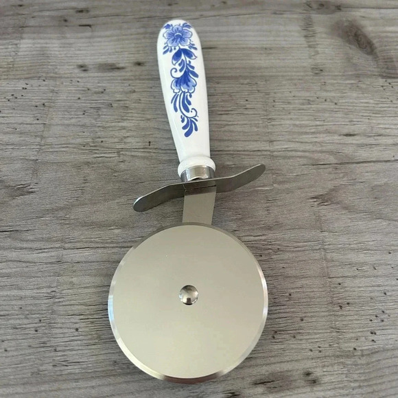 Delft Blue Pizza Cutter/Slicer - Picture 1 of 6